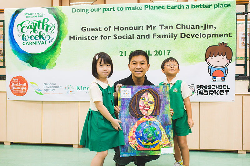 Minister Tan, together with the children, completed a recycle art piece. 