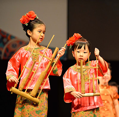 Showing great coordination and harmony in this angklung instrumental performance of Orang Singapura.